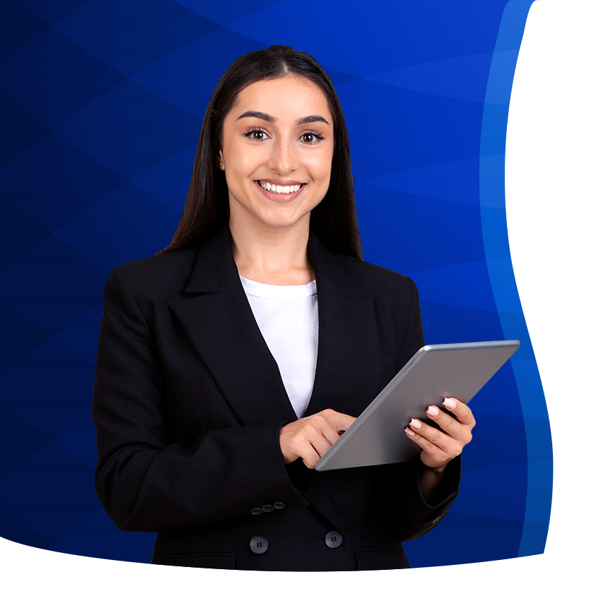 mujer sonriendo y sosteniendo una tablet