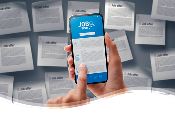 manos con smartphone en un sitio de búsqueda de trabajo