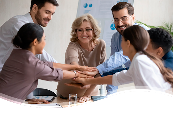 personas en oficina sonriendo y trabajando en equipo