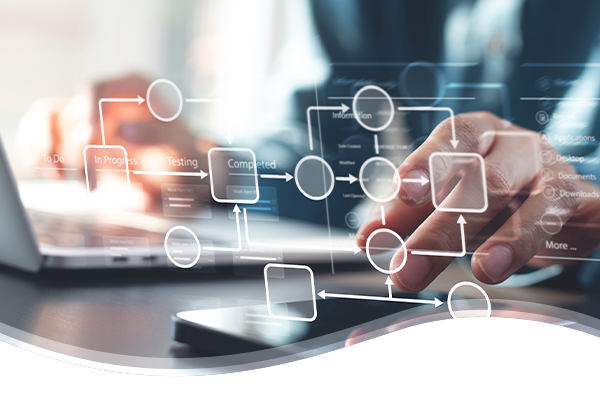 hombre frente a computadora con diagrama de procesos